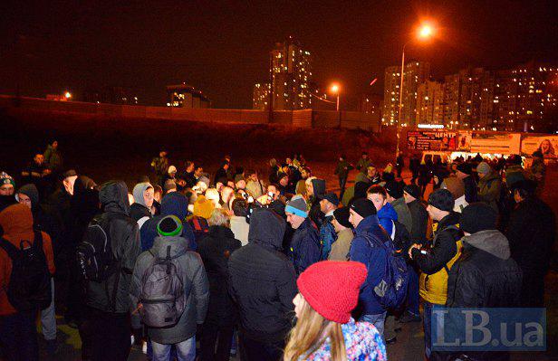 Lors de la construction scandaleuse à Kiev, la police a battu des militants et des résidents locaux. Rapport PHOTO + VIDEO На скандальной стройке в Киеве милиция избила активистов и местных жителей. ФОТОрепортаж+ВИДЕО