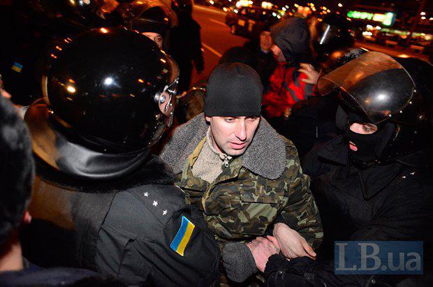 Lors de la construction scandaleuse à Kiev, la police a battu des militants et des résidents locaux. Rapport PHOTO + VIDEO На скандальной стройке в Киеве милиция избила активистов и местных жителей. ФОТОрепортаж+ВИДЕО