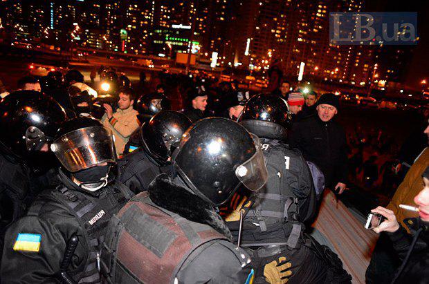 Lors de la construction scandaleuse à Kiev, la police a battu des militants et des résidents locaux. Rapport PHOTO + VIDEO На скандальной стройке в Киеве милиция избила активистов и местных жителей. ФОТОрепортаж+ВИДЕО