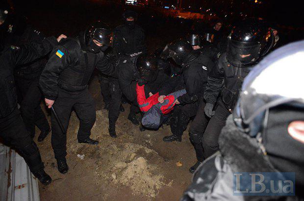 Lors de la construction scandaleuse à Kiev, la police a battu des militants et des résidents locaux. Rapport PHOTO + VIDEO На скандальной стройке в Киеве милиция избила активистов и местных жителей. ФОТОрепортаж+ВИДЕО