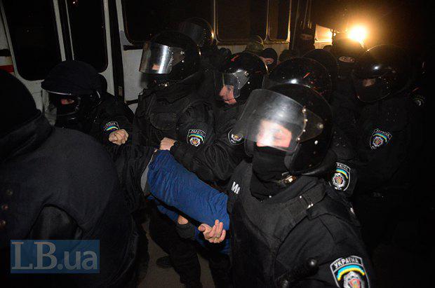 Lors de la construction scandaleuse à Kiev, la police a battu des militants et des résidents locaux. Rapport PHOTO + VIDEO На скандальной стройке в Киеве милиция избила активистов и местных жителей. ФОТОрепортаж+ВИДЕО