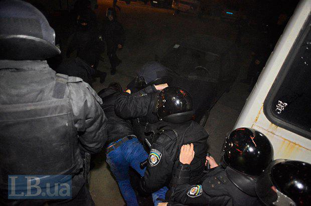 Lors de la construction scandaleuse à Kiev, la police a battu des militants et des résidents locaux. Rapport PHOTO + VIDEO На скандальной стройке в Киеве милиция избила активистов и местных жителей. ФОТОрепортаж+ВИДЕО
