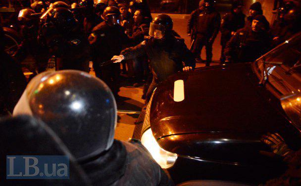Lors de la construction scandaleuse à Kiev, la police a battu des militants et des résidents locaux. Rapport PHOTO + VIDEO На скандальной стройке в Киеве милиция избила активистов и местных жителей. ФОТОрепортаж+ВИДЕО