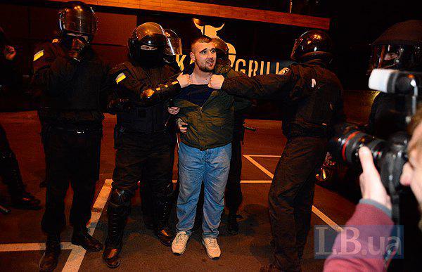 Lors de la construction scandaleuse à Kiev, la police a battu des militants et des résidents locaux. Rapport PHOTO + VIDEO На скандальной стройке в Киеве милиция избила активистов и местных жителей. ФОТОрепортаж+ВИДЕО
