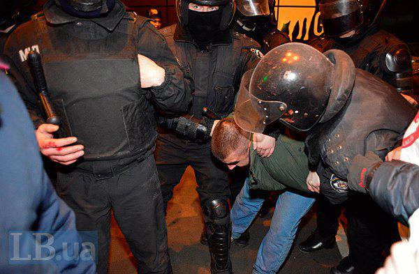 Lors de la construction scandaleuse à Kiev, la police a battu des militants et des résidents locaux. Rapport PHOTO + VIDEO На скандальной стройке в Киеве милиция избила активистов и местных жителей. ФОТОрепортаж+ВИДЕО