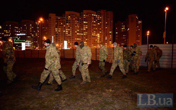 Lors de la construction scandaleuse à Kiev, la police a battu des militants et des résidents locaux. Rapport PHOTO + VIDEO На скандальной стройке в Киеве милиция избила активистов и местных жителей. ФОТОрепортаж+ВИДЕО