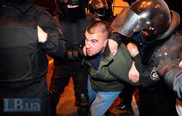 Lors de la construction scandaleuse à Kiev, la police a battu des militants et des résidents locaux. Rapport PHOTO + VIDEO На скандальной стройке в Киеве милиция избила активистов и местных жителей. ФОТОрепортаж+ВИДЕО
