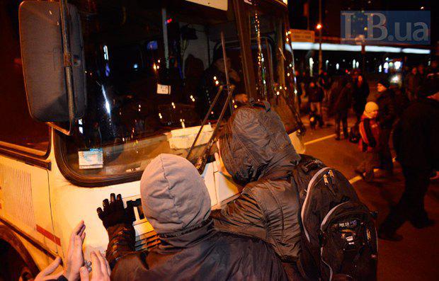 Lors de la construction scandaleuse à Kiev, la police a battu des militants et des résidents locaux. Rapport PHOTO + VIDEO На скандальной стройке в Киеве милиция избила активистов и местных жителей. ФОТОрепортаж+ВИДЕО
