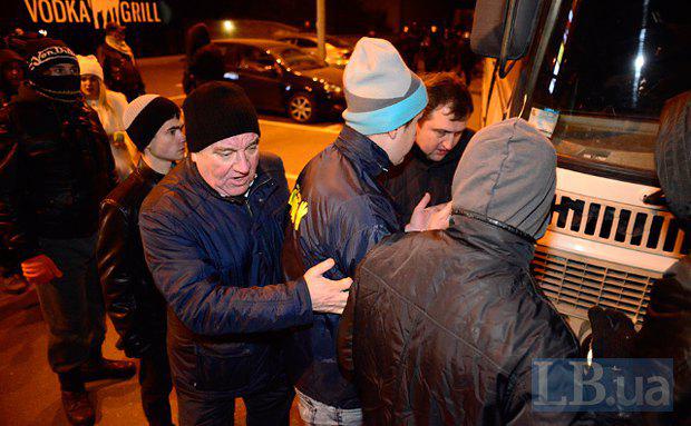 Lors de la construction scandaleuse à Kiev, la police a battu des militants et des résidents locaux. Rapport PHOTO + VIDEO На скандальной стройке в Киеве милиция избила активистов и местных жителей. ФОТОрепортаж+ВИДЕО