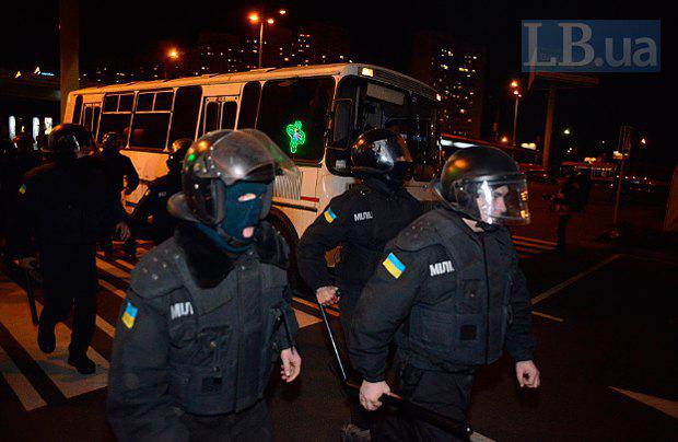 Lors de la construction scandaleuse à Kiev, la police a battu des militants et des résidents locaux. Rapport PHOTO + VIDEO На скандальной стройке в Киеве милиция избила активистов и местных жителей. ФОТОрепортаж+ВИДЕО