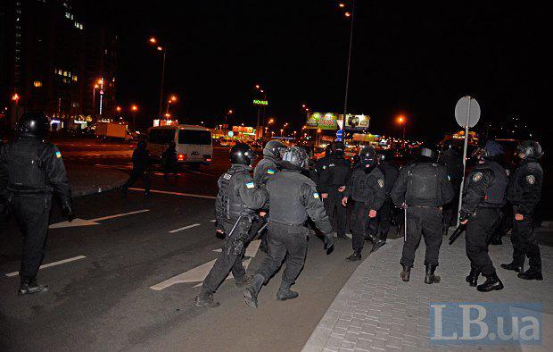 Lors de la construction scandaleuse à Kiev, la police a battu des militants et des résidents locaux. Rapport PHOTO + VIDEO На скандальной стройке в Киеве милиция избила активистов и местных жителей. ФОТОрепортаж+ВИДЕО