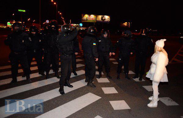 Lors de la construction scandaleuse à Kiev, la police a battu des militants et des résidents locaux. Rapport PHOTO + VIDEO На скандальной стройке в Киеве милиция избила активистов и местных жителей. ФОТОрепортаж+ВИДЕО