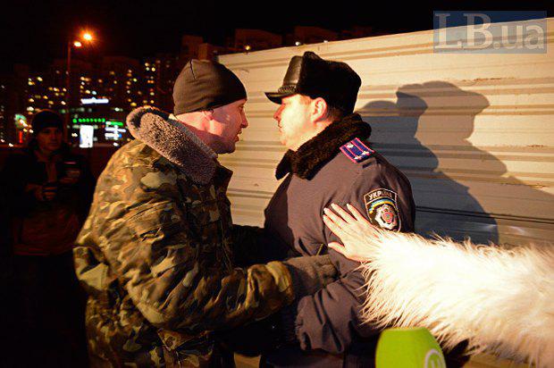 Lors de la construction scandaleuse à Kiev, la police a battu des militants et des résidents locaux. Rapport PHOTO + VIDEO На скандальной стройке в Киеве милиция избила активистов и местных жителей. ФОТОрепортаж+ВИДЕО