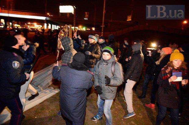 Lors de la construction scandaleuse à Kiev, la police a battu des militants et des résidents locaux. Rapport PHOTO + VIDEO На скандальной стройке в Киеве милиция избила активистов и местных жителей. ФОТОрепортаж+ВИДЕО