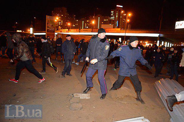 Lors de la construction scandaleuse à Kiev, la police a battu des militants et des résidents locaux. Rapport PHOTO + VIDEO На скандальной стройке в Киеве милиция избила активистов и местных жителей. ФОТОрепортаж+ВИДЕО
