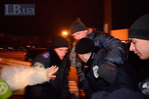 Lors de la construction scandaleuse à Kiev, la police a battu des militants et des résidents locaux. Rapport PHOTO + VIDEO На скандальной стройке в Киеве милиция избила активистов и местных жителей. ФОТОрепортаж+ВИДЕО