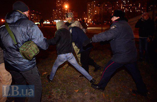 Lors de la construction scandaleuse à Kiev, la police a battu des militants et des résidents locaux. Rapport PHOTO + VIDEO На скандальной стройке в Киеве милиция избила активистов и местных жителей. ФОТОрепортаж+ВИДЕО