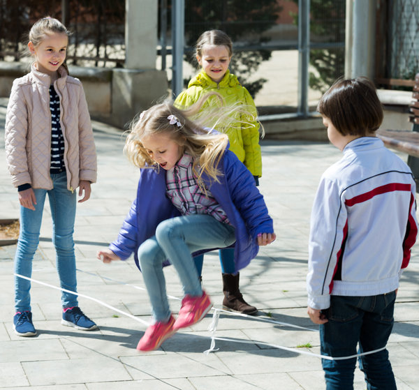 Caoutchouc - un jeu d'enfant Детская игра «Резиночка»: правила