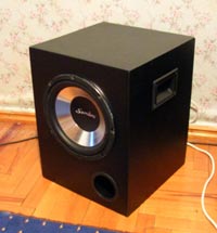 Mettre un subwoofer avec leurs mains