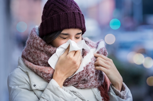 Comment ne pas attraper froid? - Différences entre grippe, rhume et SRAS Как не заразиться простудой? - Симптомы гриппа, простуды и ОРВИ