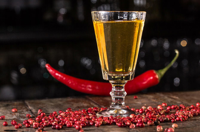Avec un piment fort - comment faire des teintures sur moonshine à la maison С ОСТРЫМ ПЕРЦЕМ - Домашние настойки на самогоне