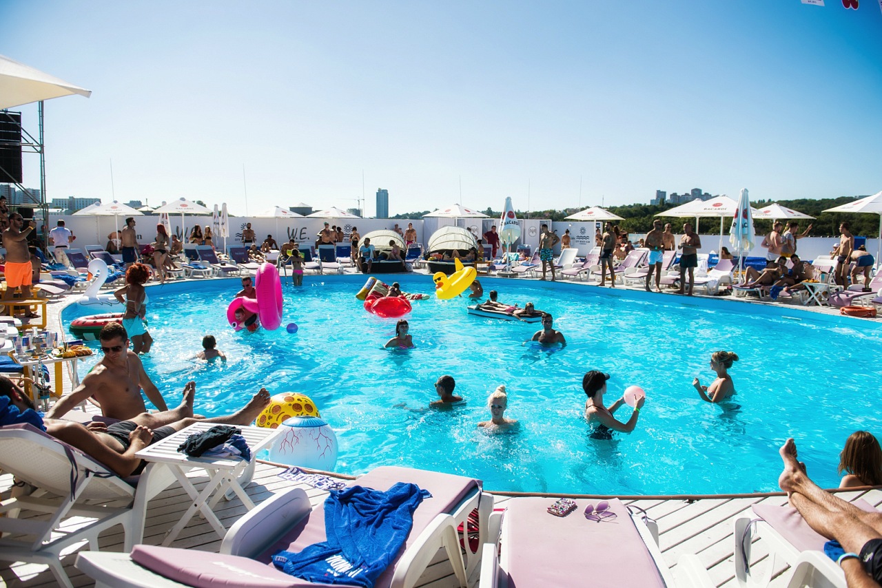 City Beach Club - Plages avec piscine à Kiev City Beach Club - Лучшие пляжи с бассейном в Киеве: куда поехать и сколько стоит