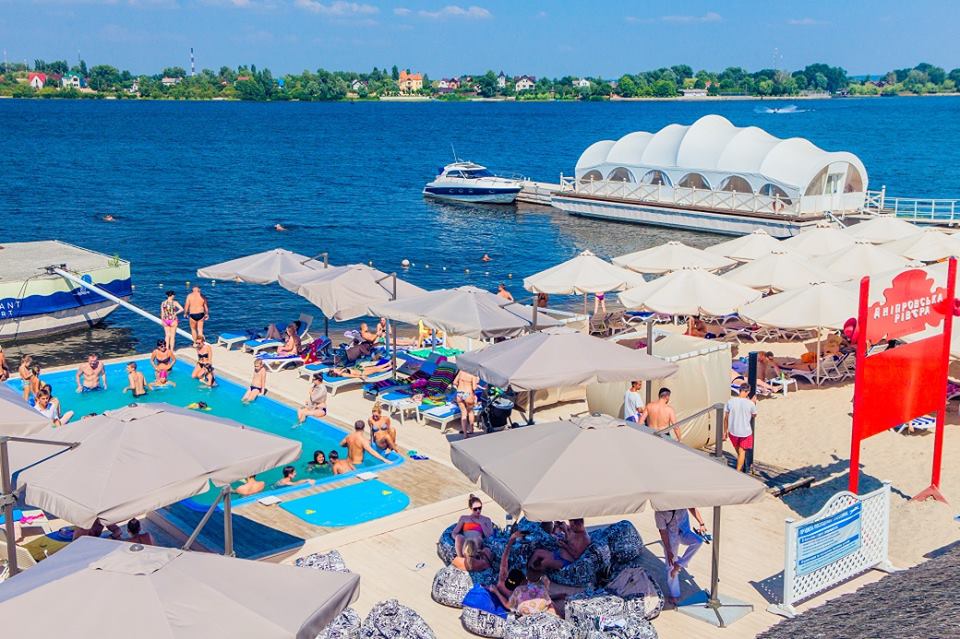 Dnipro Riviera - Plages avec piscine à Kiev Днепровская ривьера - Лучшие пляжи с бассейном в Киеве: куда поехать и сколько стоит