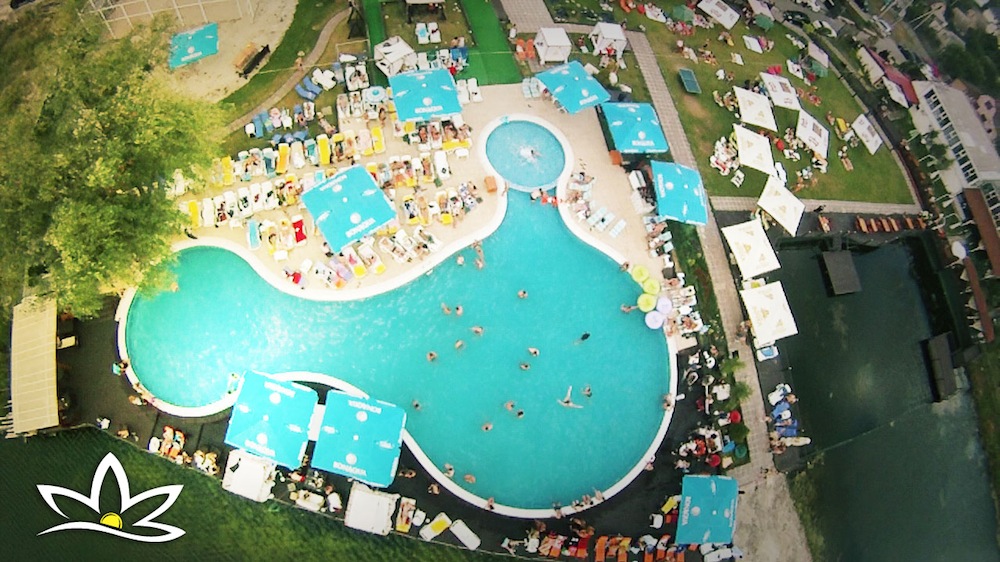 Biruza Beach Club - Plages avec piscine à Kiev Biruza Beach Club - Лучшие пляжи с бассейном в Киеве: куда поехать и сколько стоит