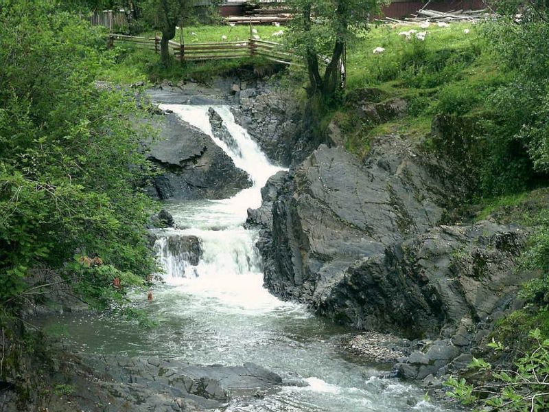 Cascade Falls Suchavsky Guk, Whisper - Toutes les cascades d'Ukraine: plus de 40 belles cascades d'Ukraine (photo) Каскадный водопад Сучавский Гук, Шепот - ТОП водопадов Украины