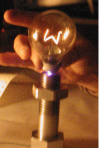 La lueur des ampoules à incandescence 220V, 25W en main.