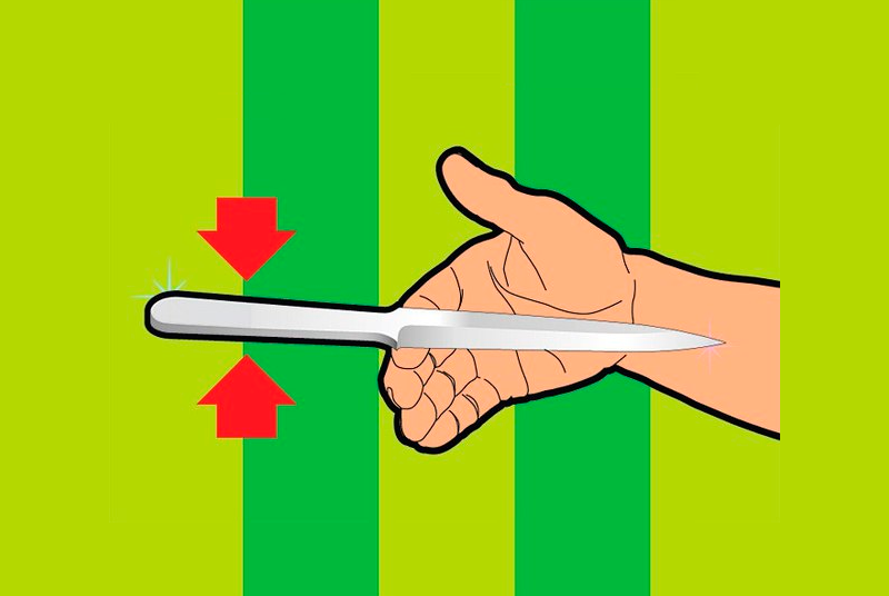 Comment lancer un couteau: des secrets simples qui permettent à la lame de s'enfoncer dans la cible Как метать нож