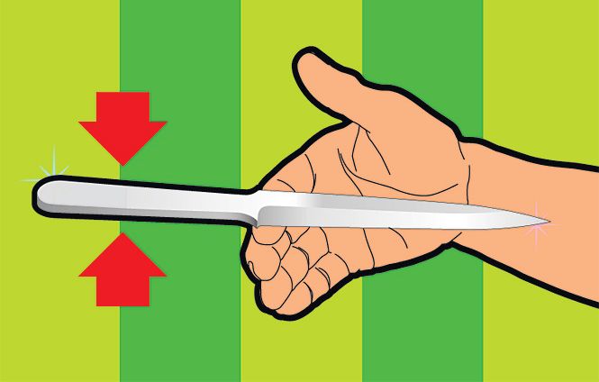 Comment lancer un couteau: des secrets simples qui permettent à la lame de s'enfoncer dans la cible Как метать нож