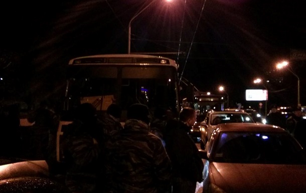 Avtomaydanovtsy bloqué les bus avec des aigles sur Prospect Victoire à Kiev Автомайдановцы заблокировали автобусы с Беркутом на проспекте Победы в Киеве