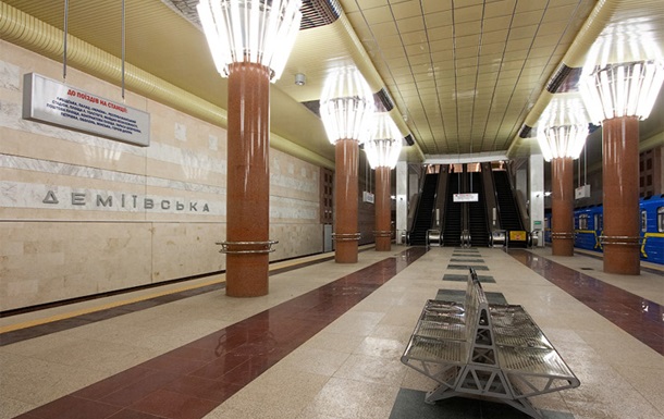 Трое мужчин с гранатой и наркотиками задержаны на станции метро в Киеве