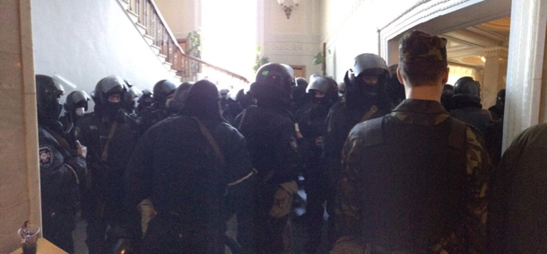 Les responsables de la sécurité du parlement sont venus avec des fusils - Iatseniouk. PHOTO В Раду зашли силовики с автоматами, - Яценюк. ФОТО