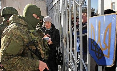 Le bloc militaire russe les unités militaires ukrainiennes (photo - mil.gov.ua) Российские военные блокируют украинские воинские части (фото - mil.gov.ua)
