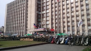 Séparatistes à Donetsk renforcent les barricades près de l'Administration d'Etat et, apparemment, ne va pas à diverger
