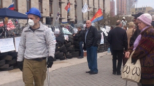 Séparatistes à Donetsk renforcent les barricades près de l'Administration d'Etat et, apparemment, ne va pas à diverger