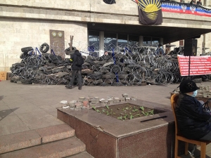 séparatistes Donetsk imitent Maidan: pneus, des pierres, des sandwiches.