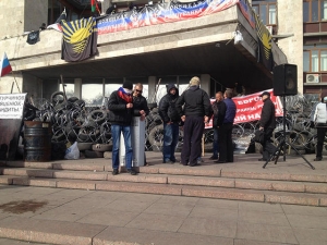 séparatistes Donetsk imitent Maidan: pneus, des pierres, des sandwiches.