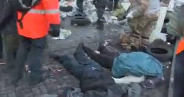 Photos des premiers cadavres et de blessés parmi les manifestants Снимки первых трупов и жертв среди митингующих