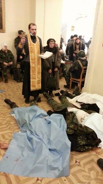 Photos des premiers cadavres et de blessés parmi les manifestants Снимки первых трупов и жертв среди митингующих