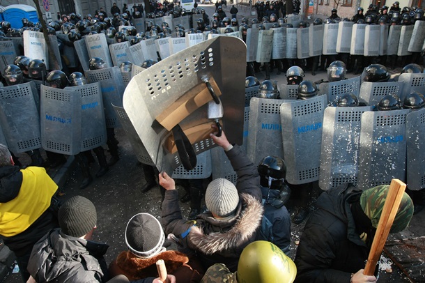 Les premiers affrontements et un camion d'incendie criminel sur Shelkovichnoe Первые столкновения и поджог грузовиков на Шелковичной
