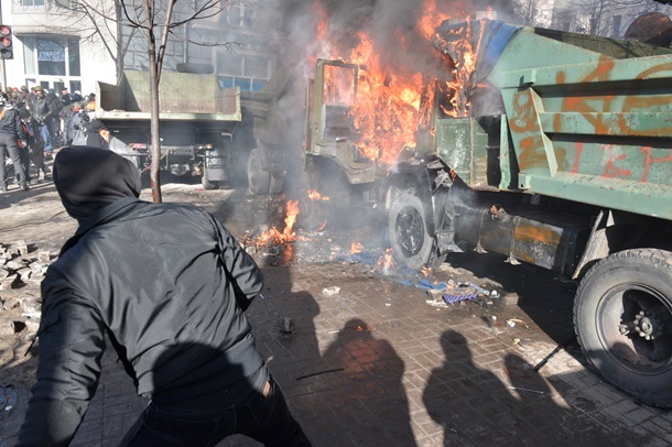 Les premiers affrontements et un camion d'incendie criminel sur Shelkovichnoe Первые столкновения и поджог грузовиков на Шелковичной