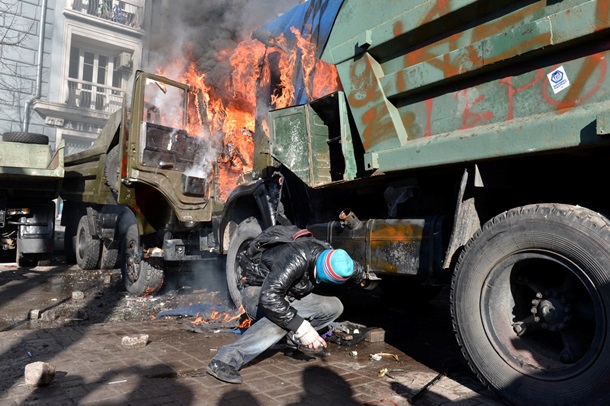 Les premiers affrontements et un camion d'incendie criminel sur Shelkovichnoe Первые столкновения и поджог грузовиков на Шелковичной