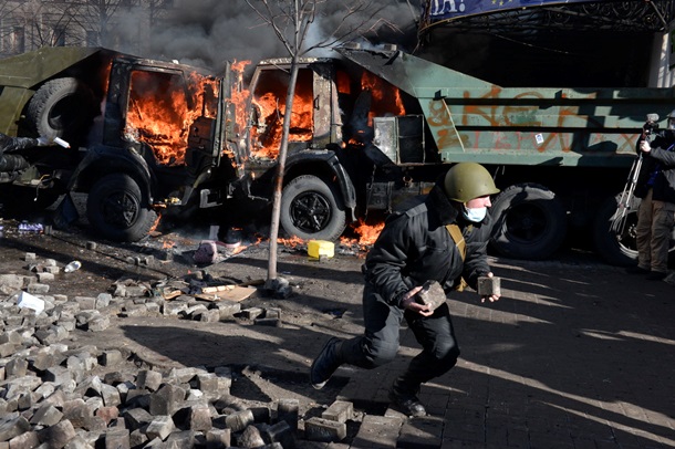 Les premiers affrontements et un camion d'incendie criminel sur Shelkovichnoe Первые столкновения и поджог грузовиков на Шелковичной