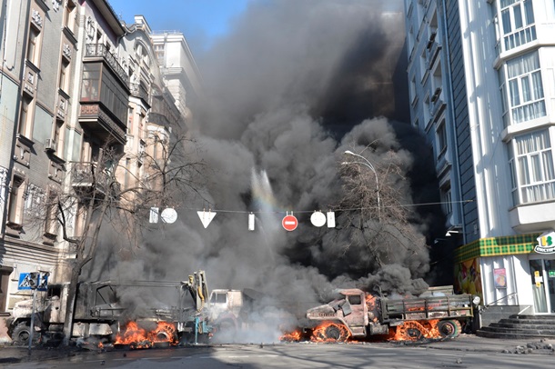 Les premiers affrontements et un camion d'incendie criminel sur Shelkovichnoe Первые столкновения и поджог грузовиков на Шелковичной