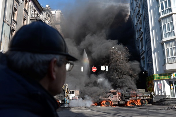 Les premiers affrontements et un camion d'incendie criminel sur Shelkovichnoe Первые столкновения и поджог грузовиков на Шелковичной