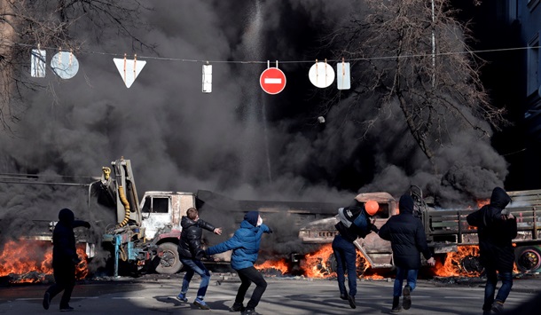 Les premiers affrontements et un camion d'incendie criminel sur Shelkovichnoe Первые столкновения и поджог грузовиков на Шелковичной
