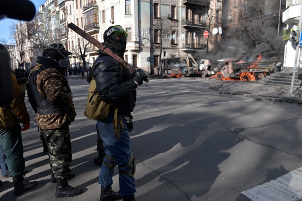 Les premiers affrontements et un camion d'incendie criminel sur Shelkovichnoe Первые столкновения и поджог грузовиков на Шелковичной